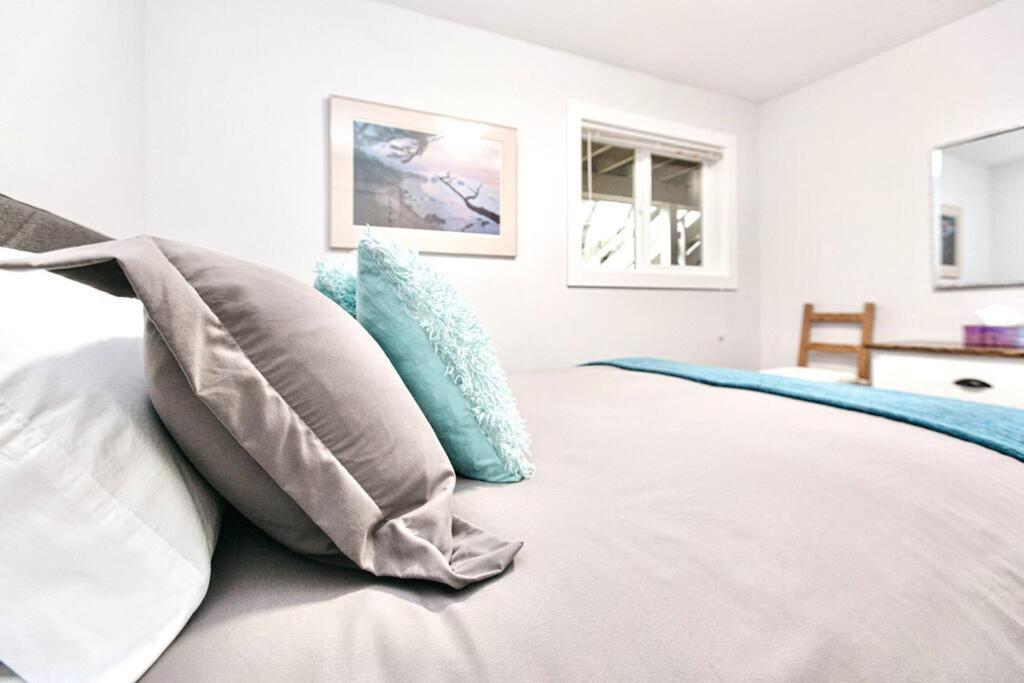 Esquimalt Lagoon Life Apartment Victoria Bagian luar foto